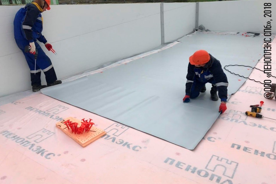 теплоизоляция кровли плитами ПЕНОПЛЭКС® в ходе строительства ледовой арены «Пулково ICE» в Шушарах, Санкт-Петербург